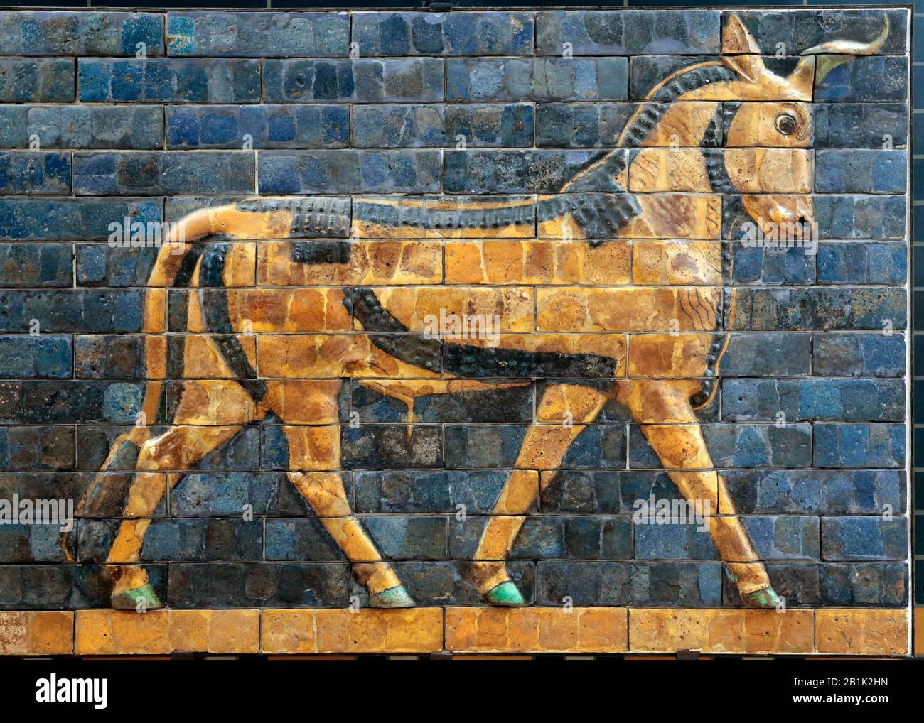 Auerochsen (Bullen). Ishtar-Tor. Babylon. Neo-Babylon. 604-562 V. CHR. Glasierter Brick. Irak. Istanbul Archaeoligical Museum. Türkei. Stockfoto