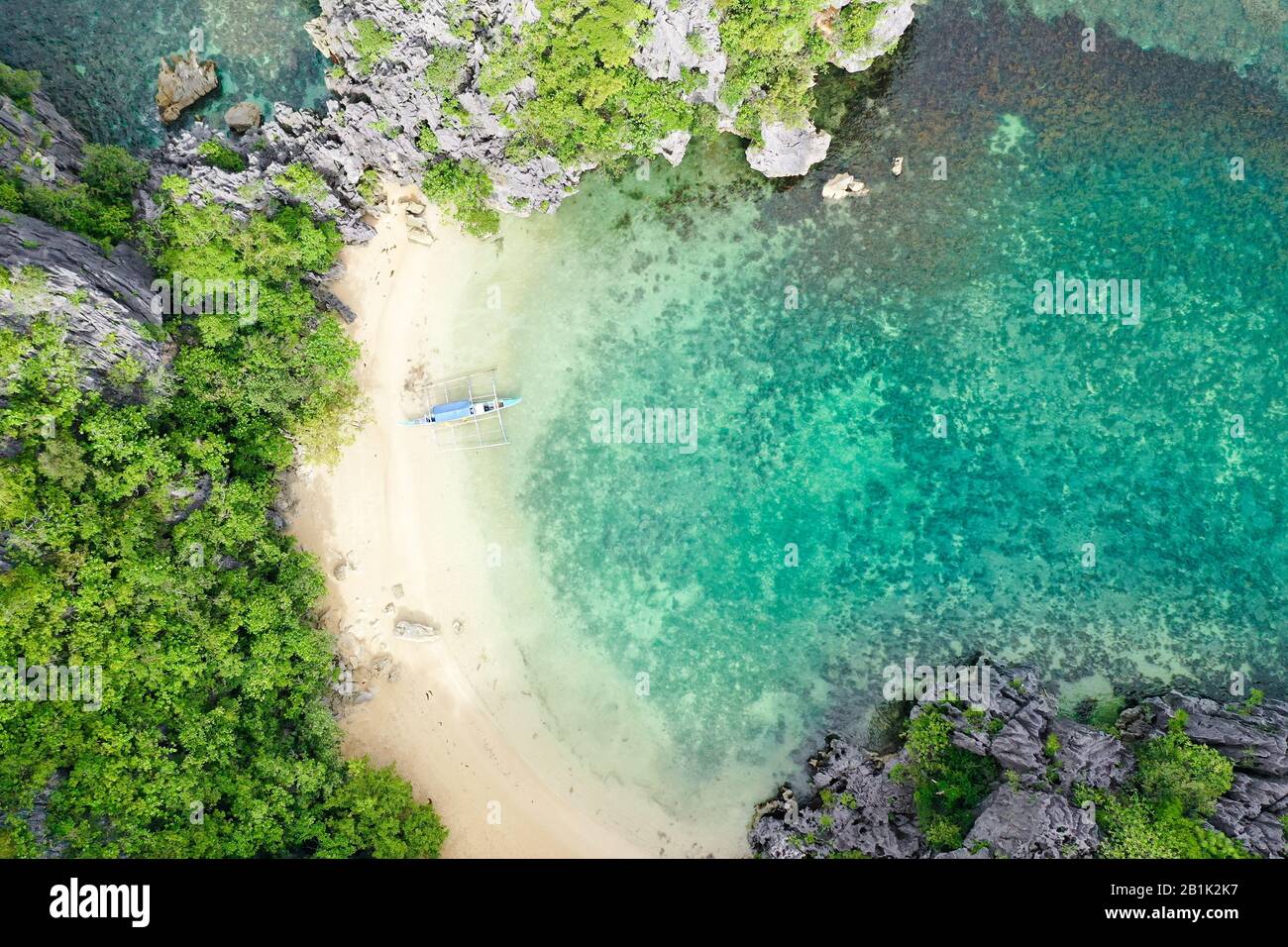 Kleine Lagune mit Sandstränden, Blick von oben. Caramoan-Inseln, Philippinen. Sommer- und Urlaubskonzept. Stockfoto