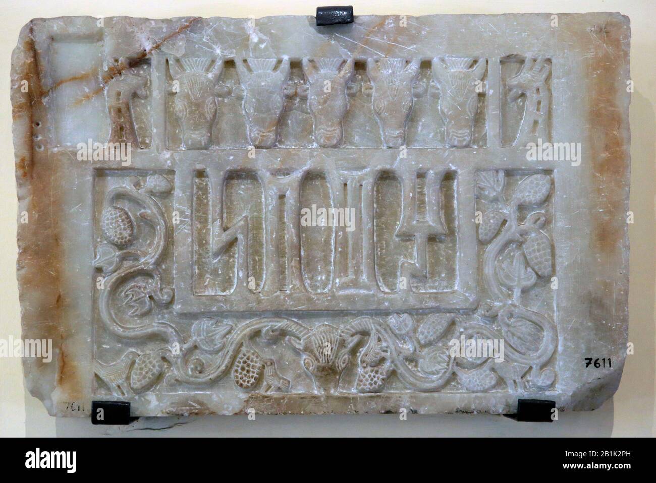 vorislamische Kulturen. Platte mit Beschriftung. Blumen und Tiere. Chr. erwähnt. Jemen. Archäologisches Museum Istanbul. Türkei. Stockfoto