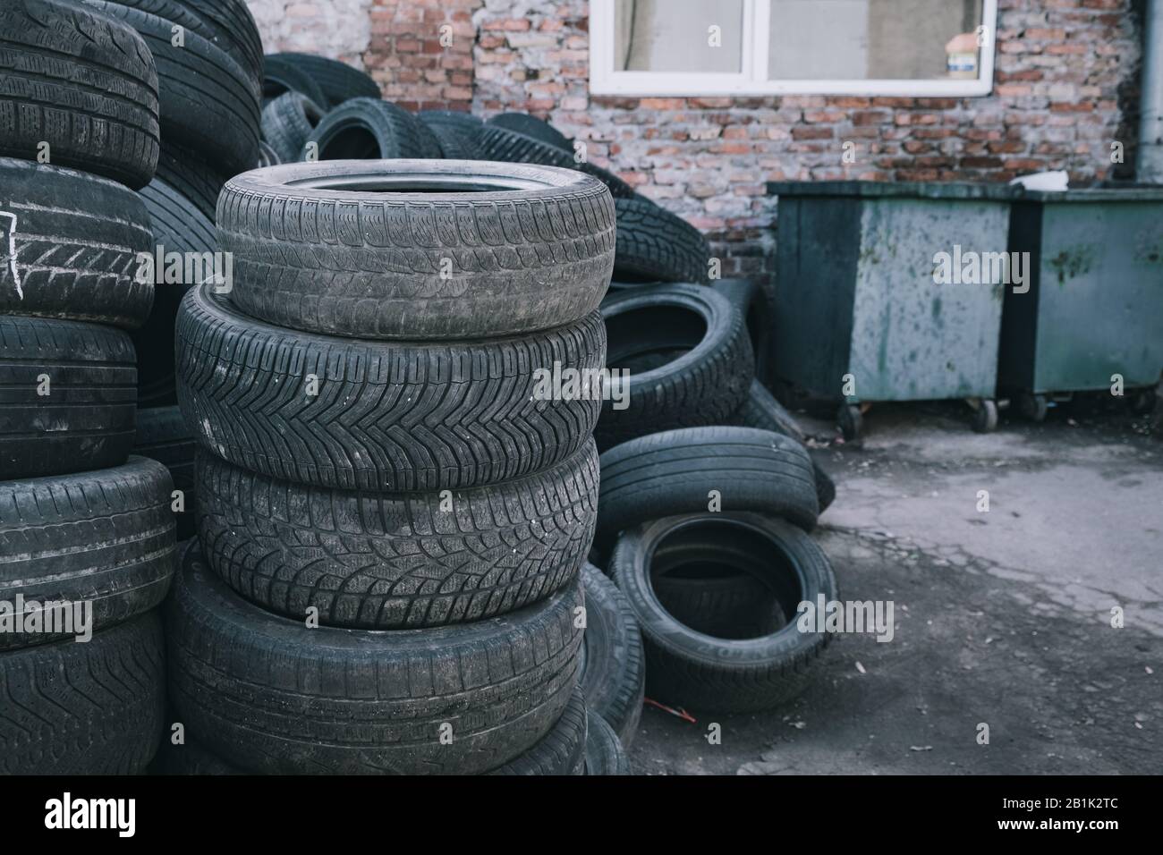 Stapel alter Reifen . gebrauchte Reifen am Müllcontainer Stockfoto