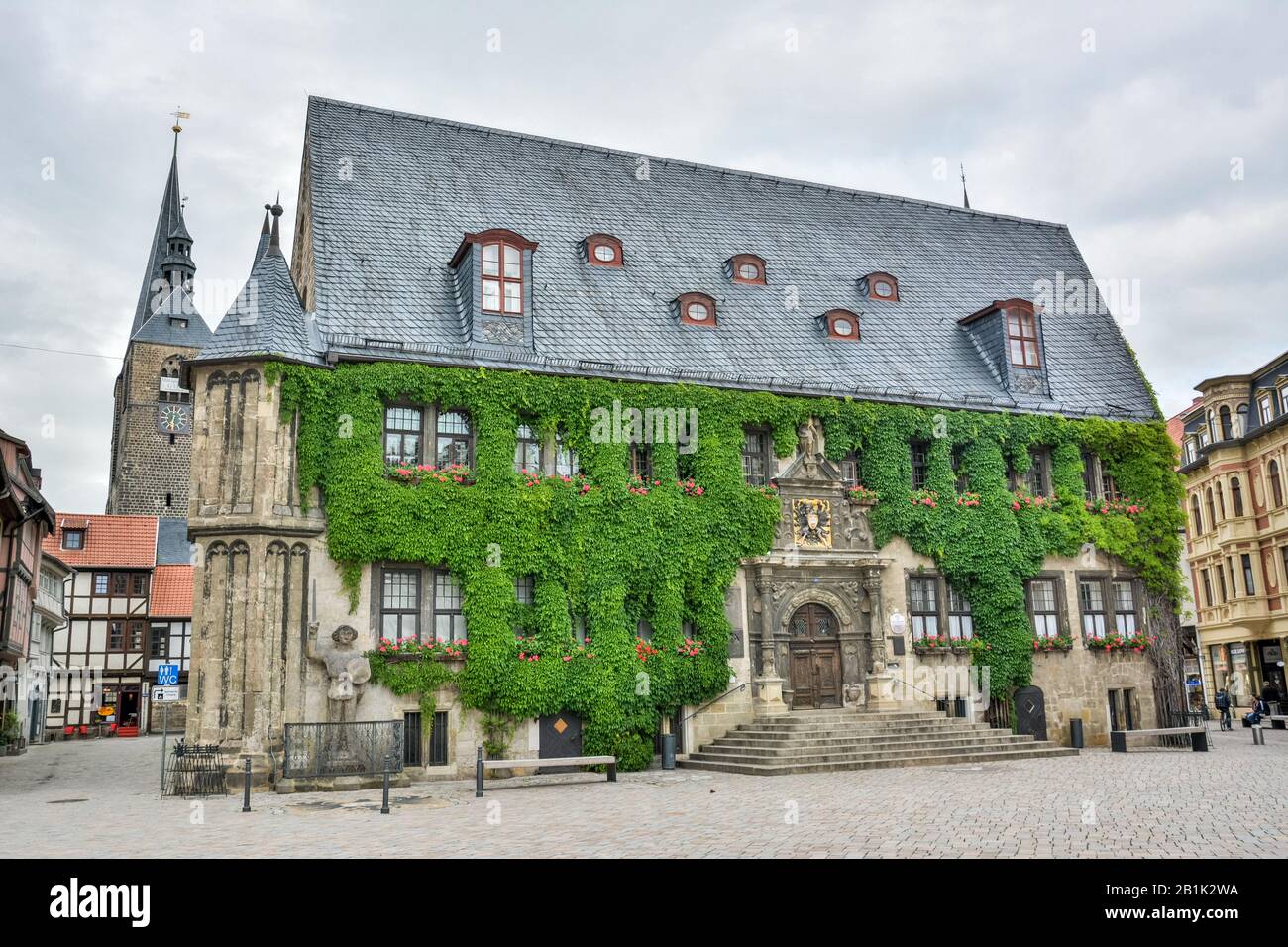 Quedlinburg, Deutschland - 19. Juni 2016. Ivy-verhülltes Rathausgebäude aus dem Jahr 1320 auf dem Markt in Quedlinburg mit umliegenden Gebäuden a Stockfoto