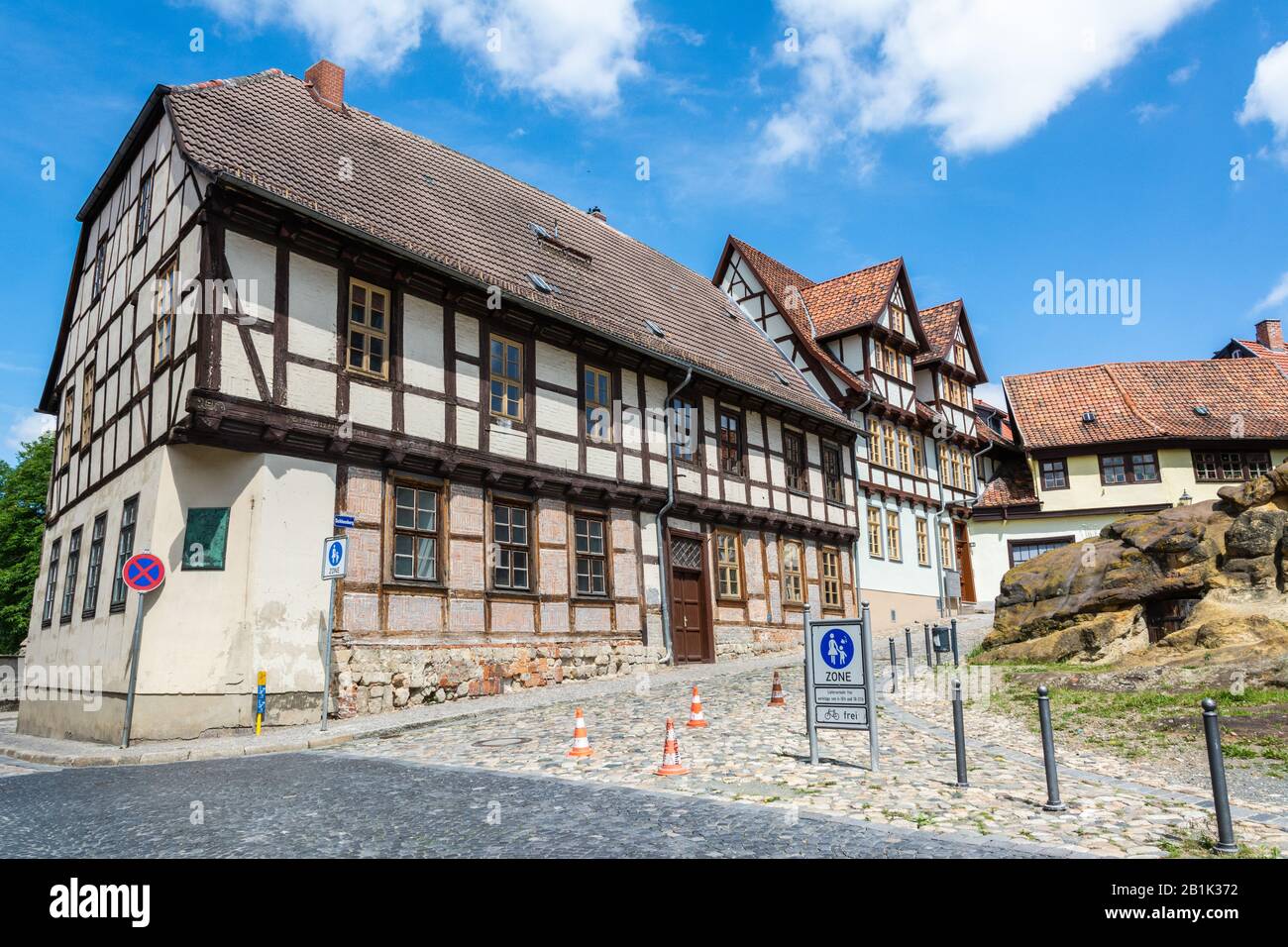 Quedlinburg, Deutschland - 20. Juni 2016. Traditionelles historisches Fachwerk an der Schlossbergstraße von Quedlinburg. Stockfoto