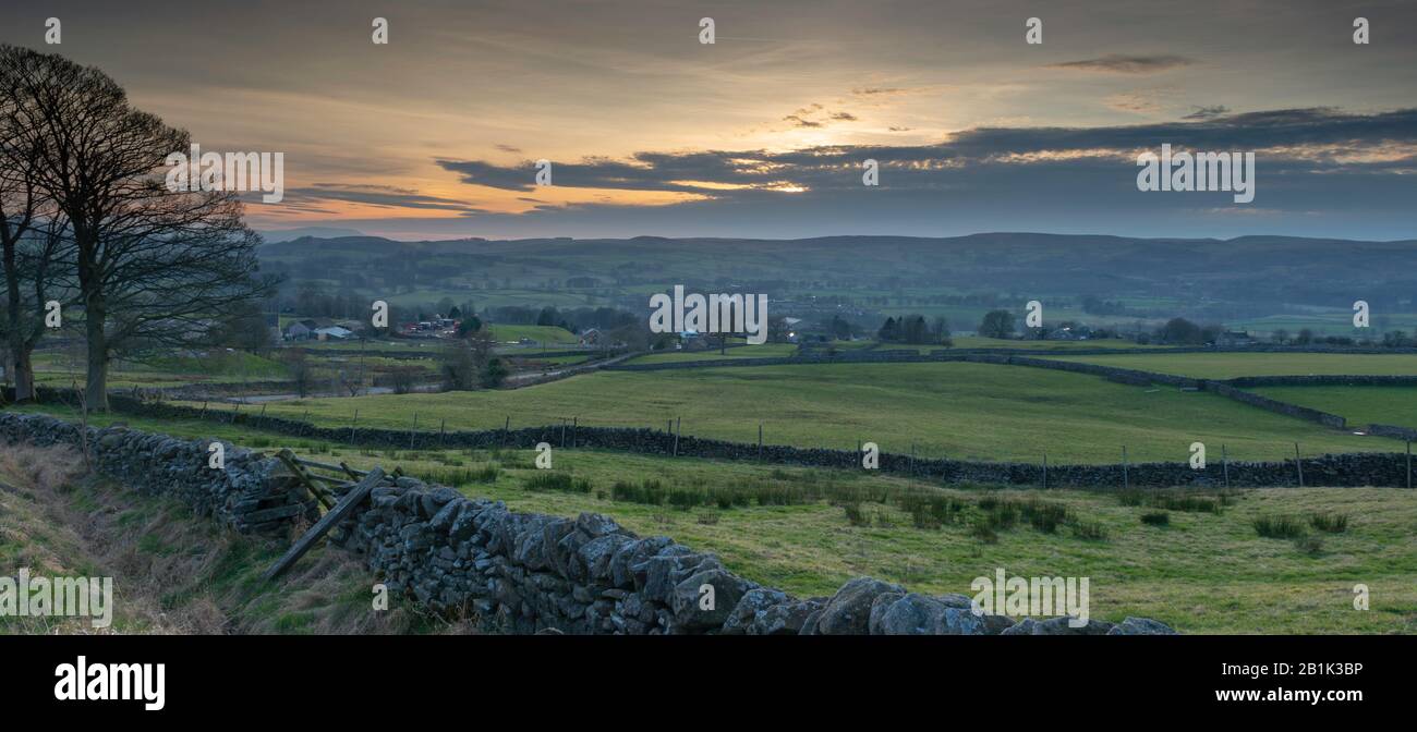 Sonnenuntergang in der Nähe von Grassingon, Wharfedale, North Yorkshire Stockfoto