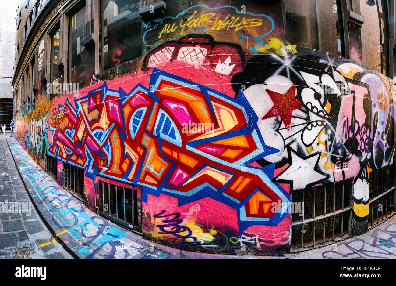 Bunt gestaltete, geometrische Graffiti in gepflasterter steinerner Hintergasse Hosier Street, Melbourne Lanes, Melbourne, Victoria, Australien Stockfoto