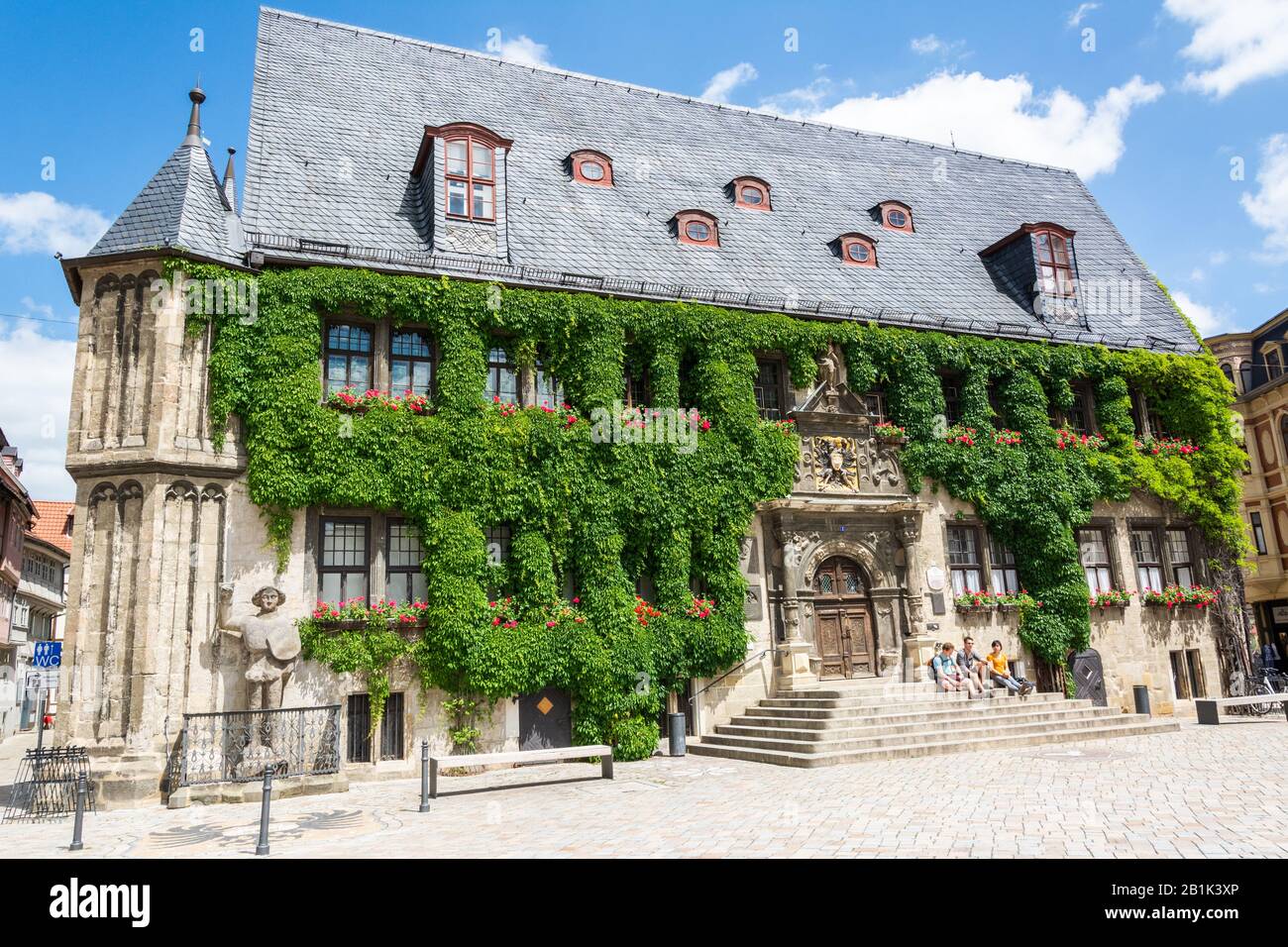 Quedlinburg, Deutschland - 20. Juni 2016. Ivy-verhülltes Rathausgebäude aus dem Jahr 1320 auf dem Markt in Quedlinburg mit umliegenden Gebäuden a Stockfoto
