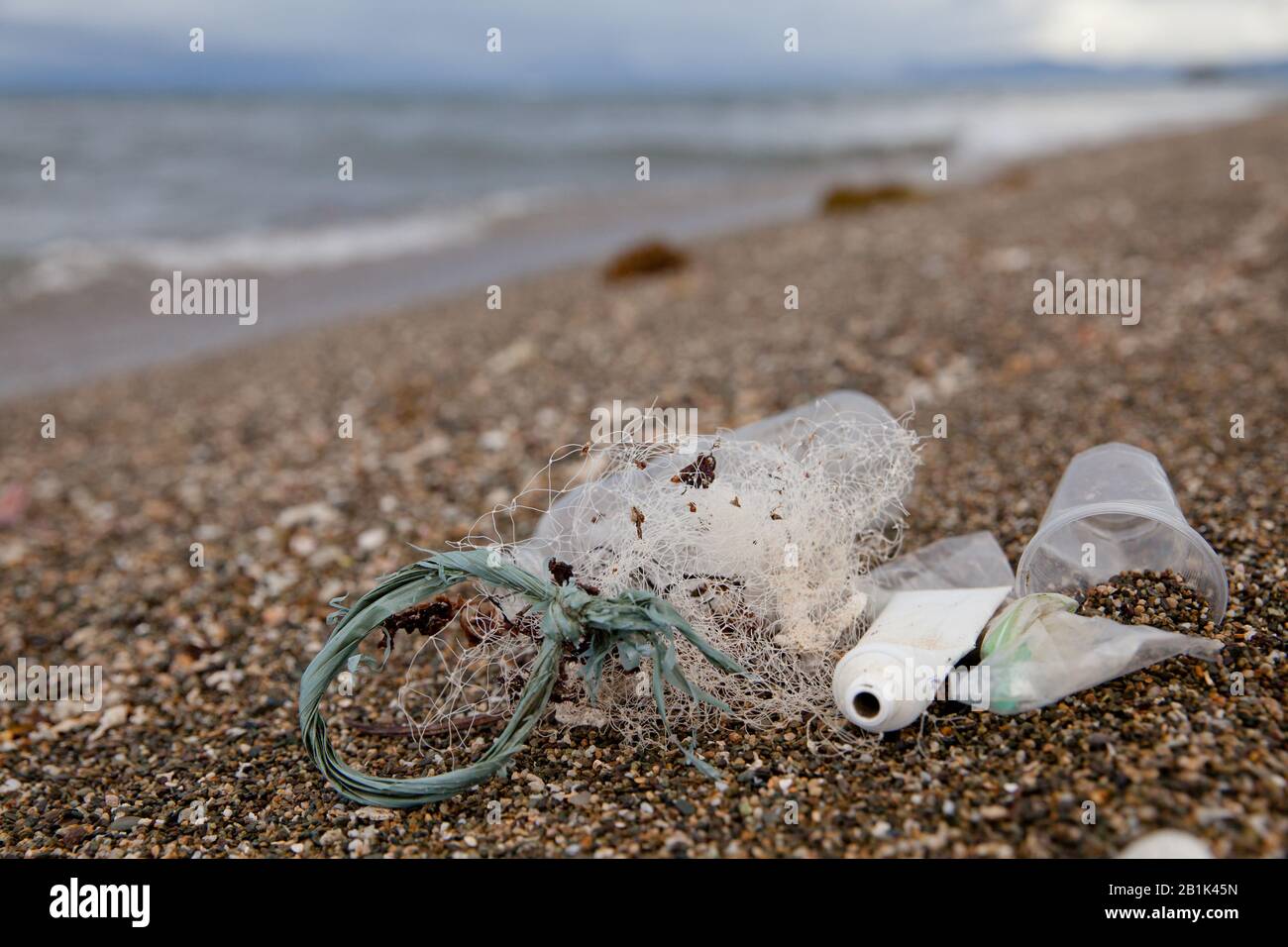 Strandverschmutzung. Plastikflaschen und anderer Müll am Strand. Meeresverschmutzung. Plastikmüll an der Küste. Stockfoto
