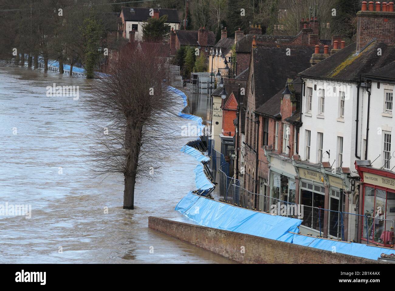 Die Szene in Ironbridge, Shropshire, wo den Bewohnern in Riverside Immobilien mitgeteilt wurde, ihre Häuser und Geschäfte sofort zu verlassen, nachdem temporäre Hochwasserschutzbarrieren, die das Flutwasser vom Fluss Severn zurückhalten, über Nacht verlegt wurden und unter dem Druck zu knicken schienen. Stockfoto