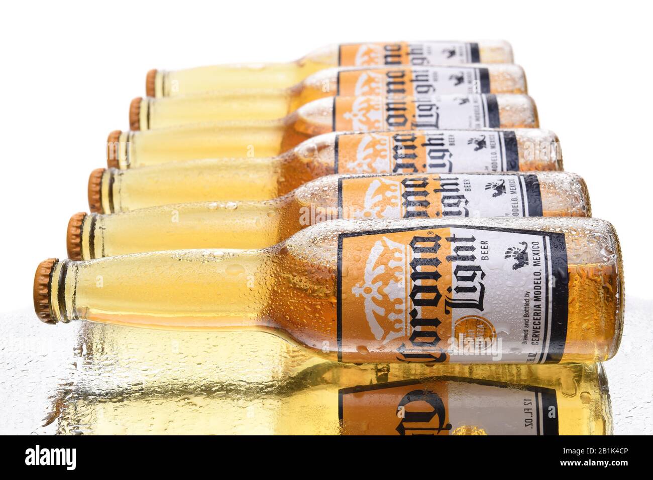 Irvine, KALIFORNIEN - 10. MÄRZ 2018: Sechs Corona-Lichtflaschen mit Kondensation auf einer reflektierenden Oberfläche. Corona ist der beliebteste Import in Den USA Stockfoto