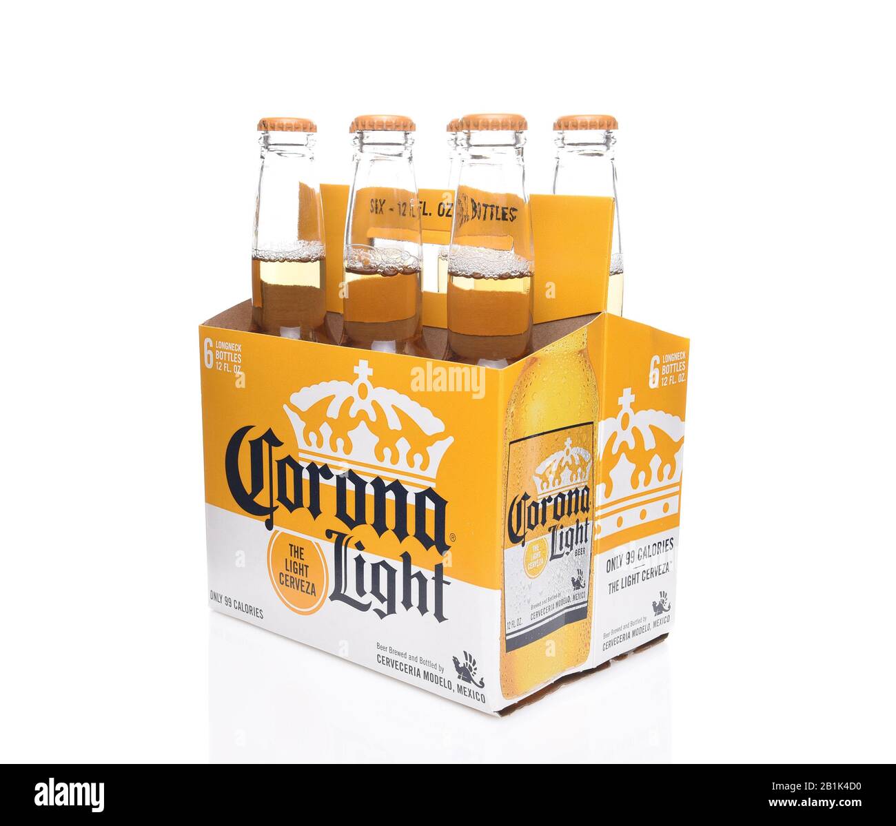 Irvine, KALIFORNIEN - 14. DEZEMBER 2017: 6 Stück Corona-Light-Bierflaschen. Corona ist das beliebteste Importbier in den USA. Stockfoto