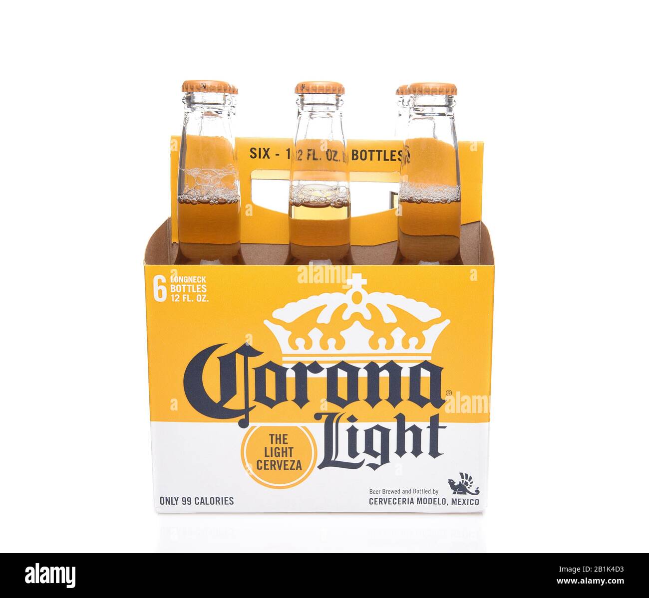 Irvine, KALIFORNIEN - 14. DEZEMBER 2017: 6 Stück Corona-Light-Bierflaschen. Corona ist das beliebteste Importbier in den USA. Stockfoto