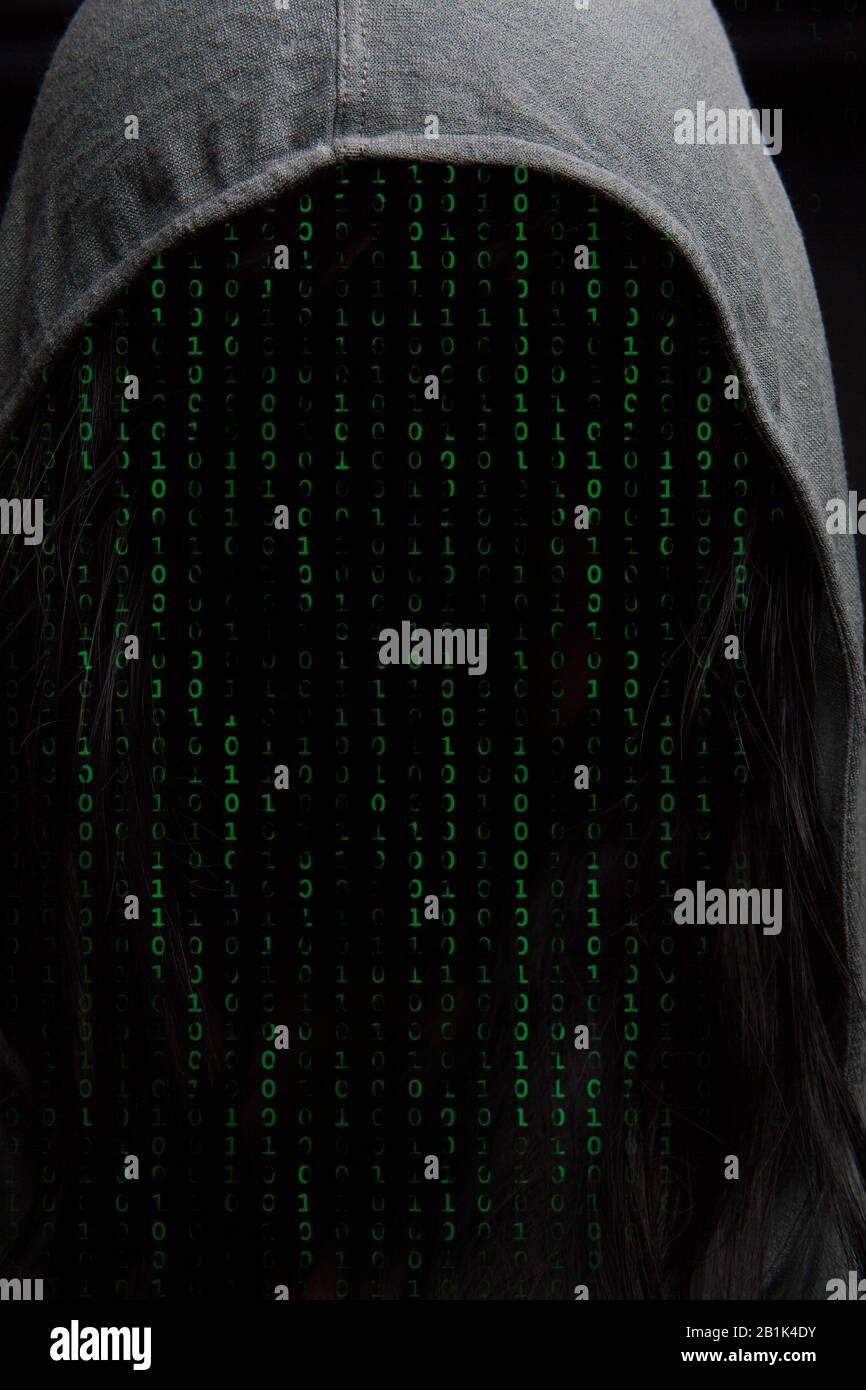Unsichtbare Person mit grauer Haube und Binärcode, datensicheres Konzept Stockfoto