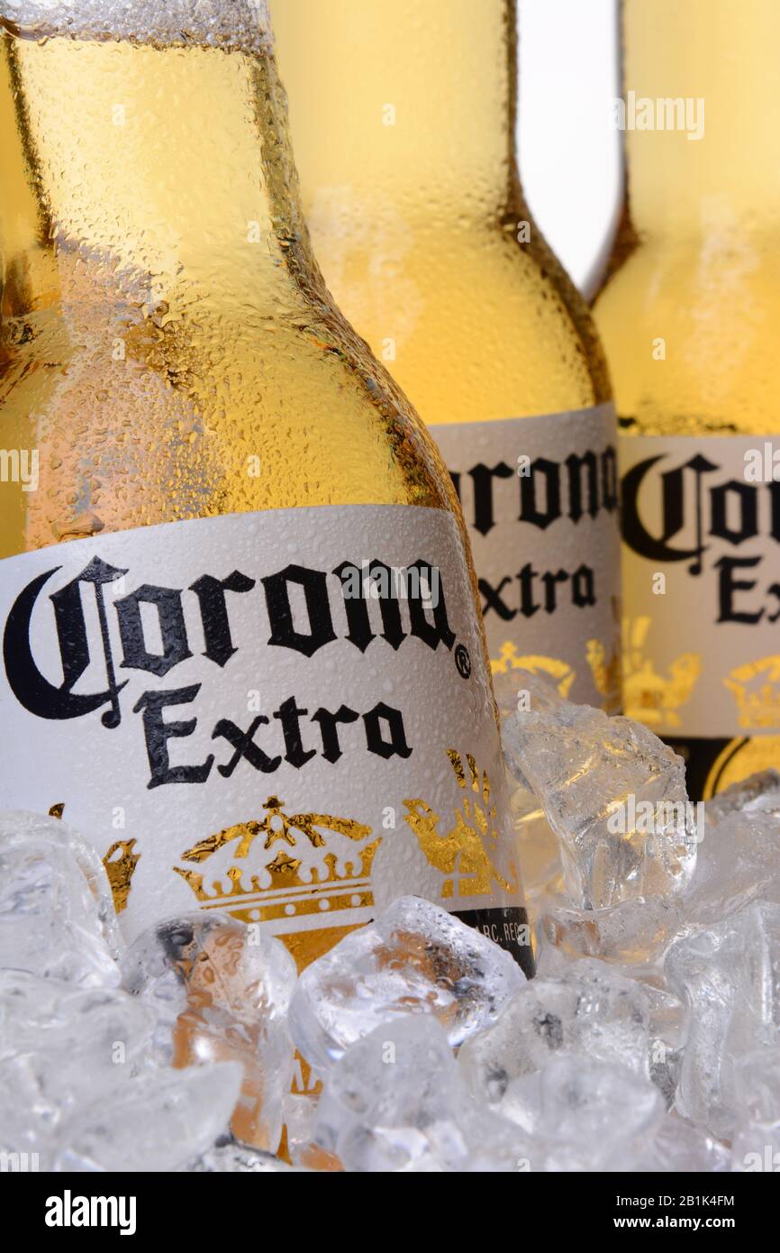 Irvine, CA - 30. MAI 2014: Nahaufnahme von Corona Extra Bierflaschen in Eis. Corona von der Grupo Modelo, Anheuser-Busch InBev ist die beliebteste importierte Be Stockfoto