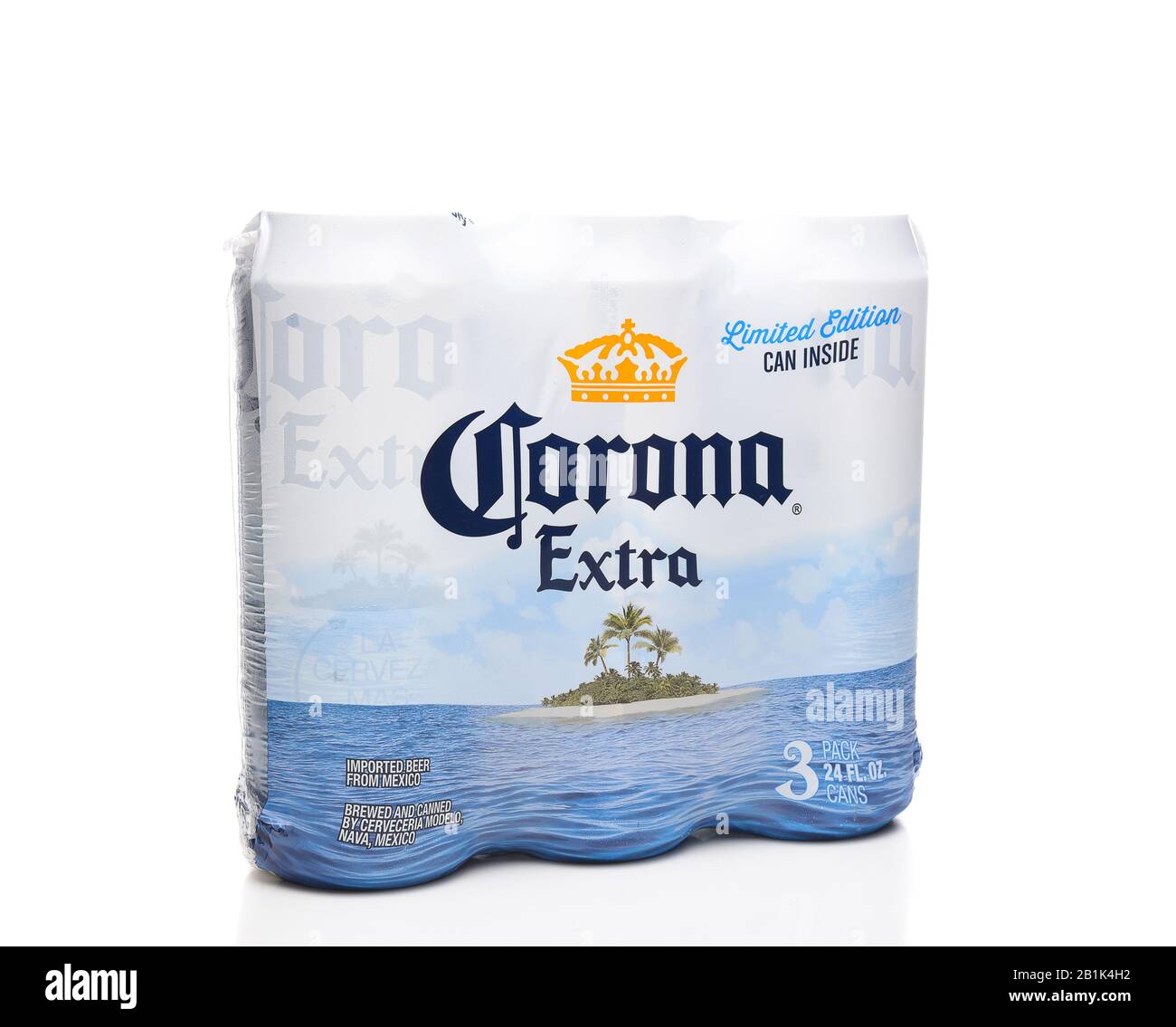 Irvine, KALIFORNIEN - 21. MÄRZ 2018: Drei Packungen Corona Extra Dosen mit 24 Unzen. Corona Extra ist ein helles Lager, das von Cerveceria Modelo in Mexiko für hergestellt wird Stockfoto