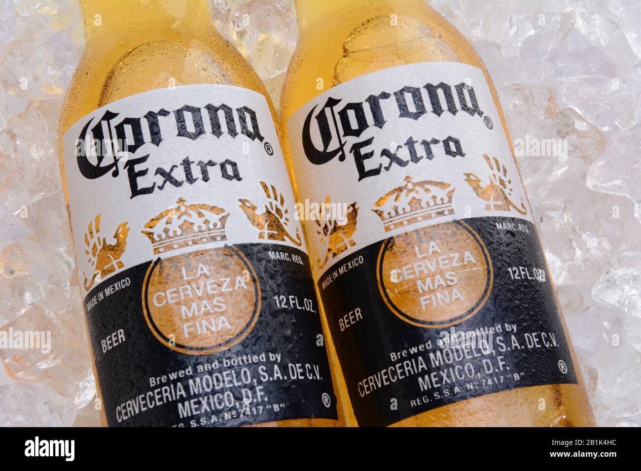 Irvine, CA - 27. MAI 2014: Zwei Flaschen Corona Extra Bier auf einem Eisbett. Corona von der Grupo Modelo, Anheuser-Busch InBev ist der beliebteste Import Stockfoto