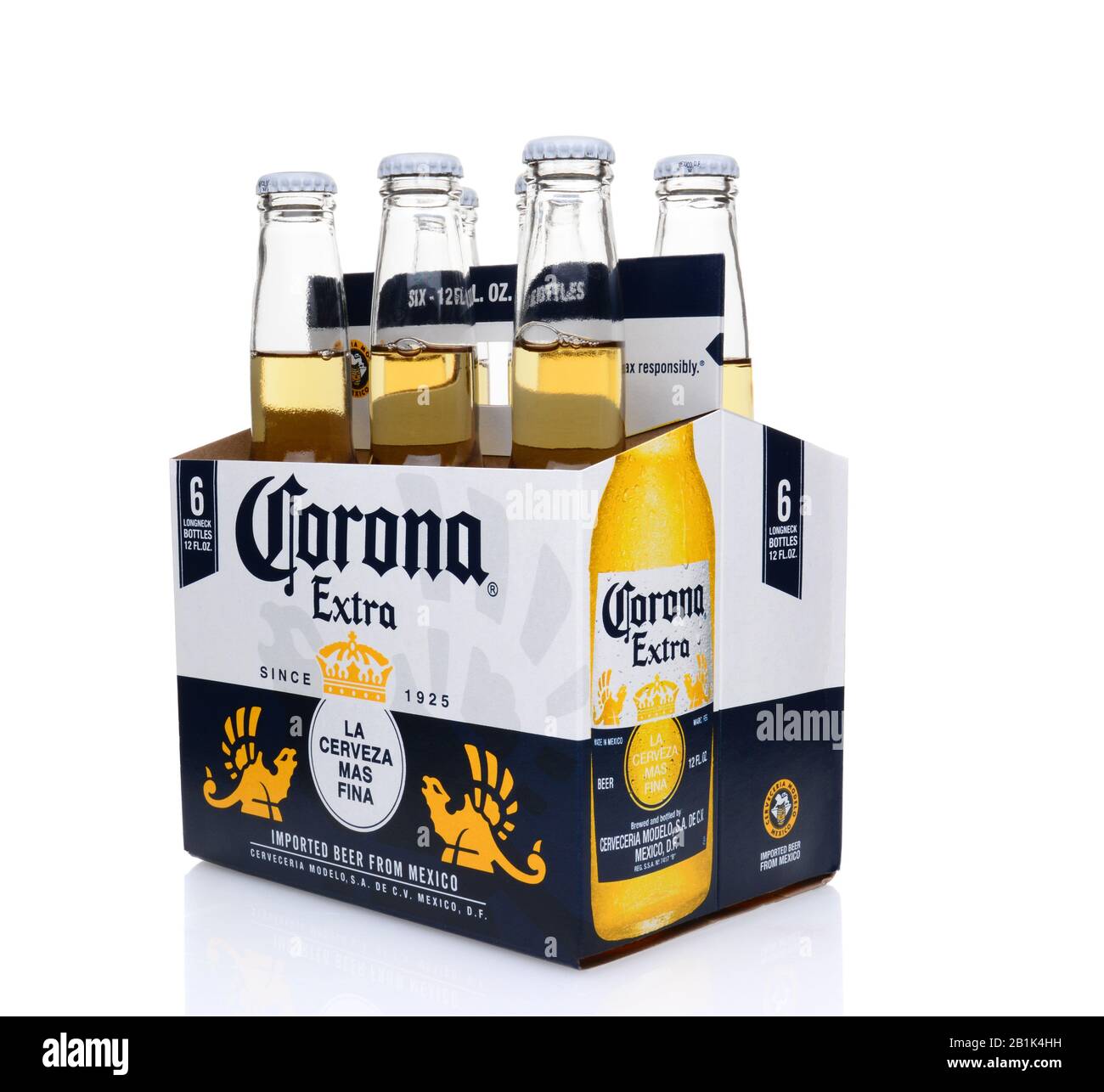 Irvine, CA - 25. MAI 2014: Ein 6er Pack Corona Extra Bier, 3/4-Ansicht. Corona ist das beliebteste Importbier in den Vereinigten Staaten. Stockfoto