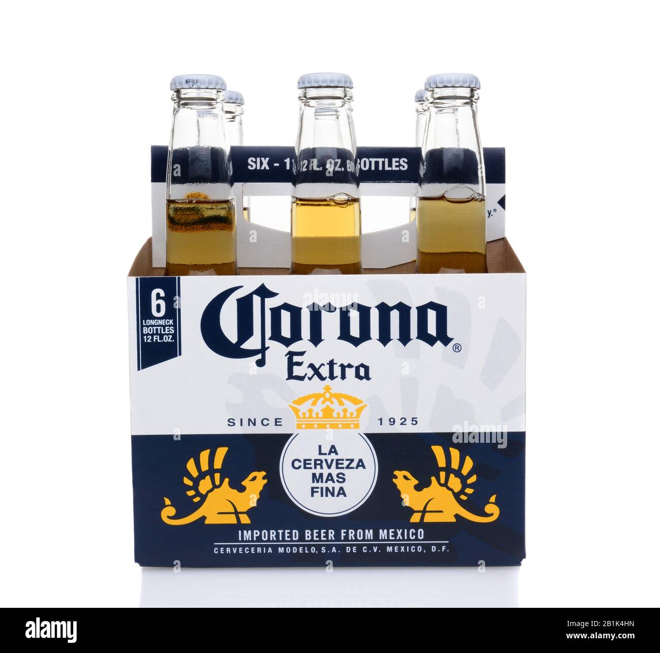 Irvine, CA - 25. MAI 2014: Ein 6er Pack Corona Extra Bier, Seitenansicht. Corona ist das beliebteste Importbier in den Vereinigten Staaten. Stockfoto