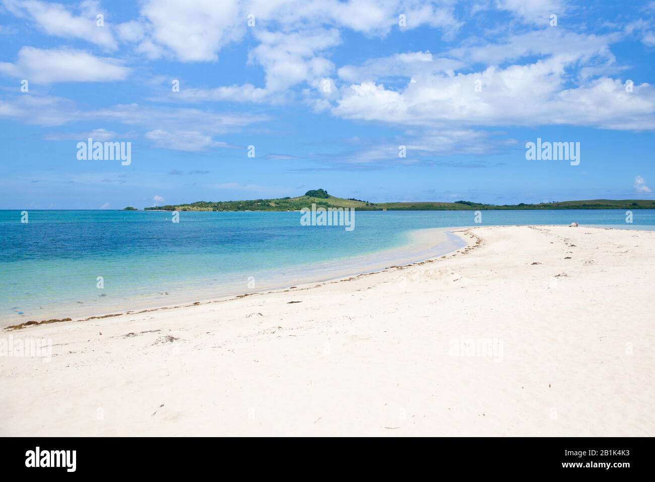 Tropische Insel mit einer Lagune und weißem Sandstrand. Caramoan-Inseln, Philippinen. Cotivas Island Cottage. Sommer- und Urlaubskonzept. Stockfoto