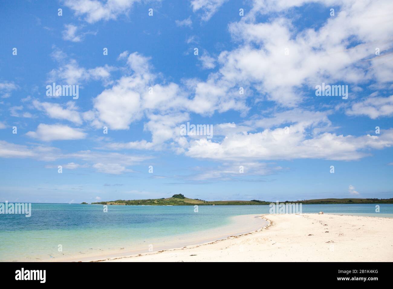 Wilder weißer Sandstrand. Caramoan-Inseln, Philippinen. Schöne Inseln, Blick von oben. Cotivas Island Cottage. Sommer- und Urlaubskonzept. Stockfoto