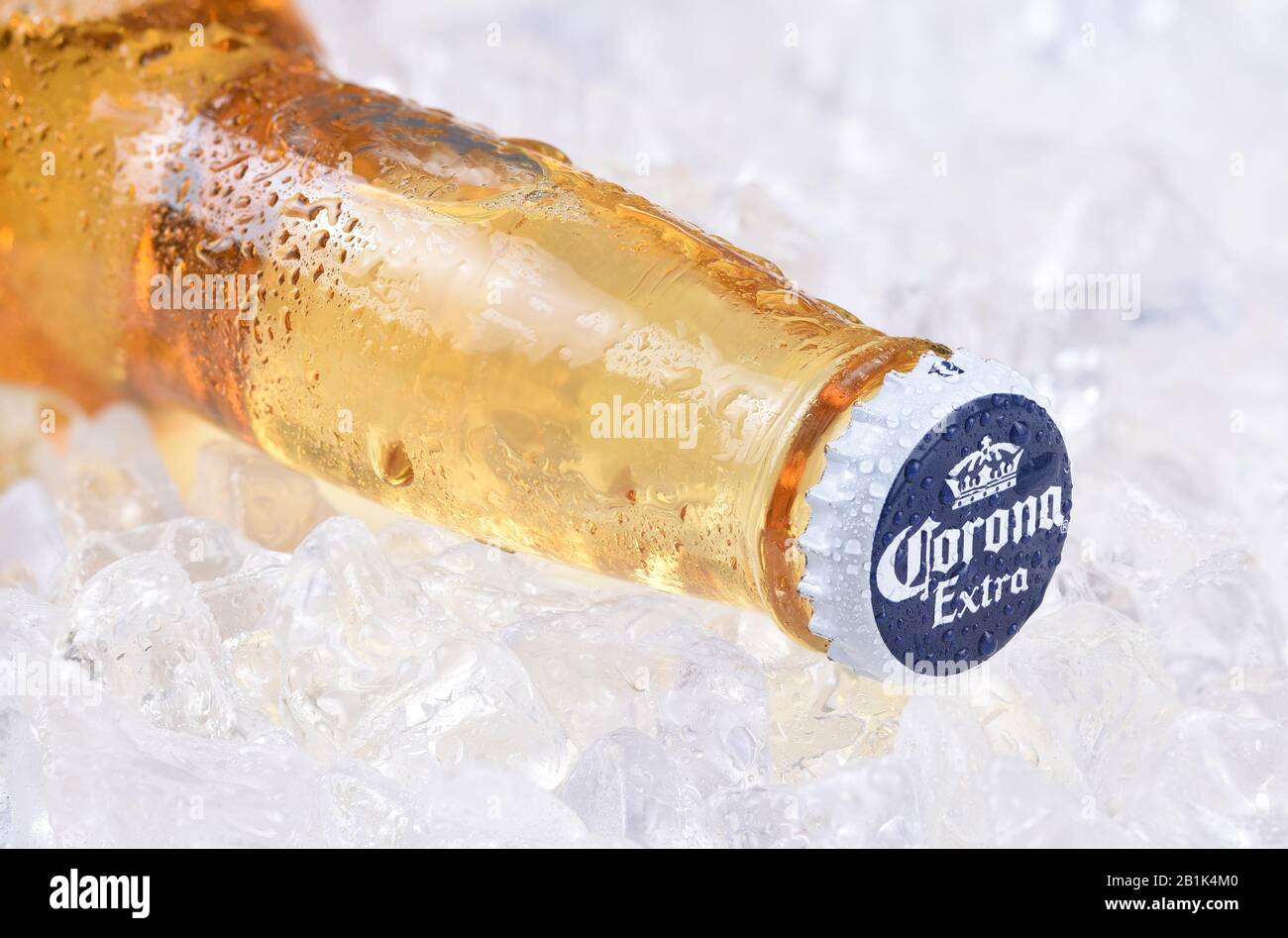Irvine, KALIFORNIEN - 15. DEZEMBER 2017: Eine Flasche Corona Extra Bier auf Eis. Corona ist das beliebteste Importbier in den USA. Stockfoto