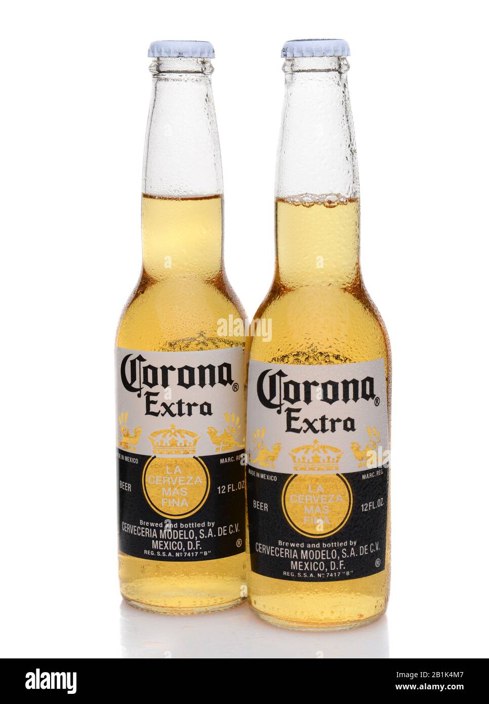 Irvine, CA - 27. MAI 2014: Zwei Flaschen Corona Extra Bier auf einem Eisbett. Corona von der Grupo Modelo, Anheuser-Busch InBev ist der beliebteste Import Stockfoto