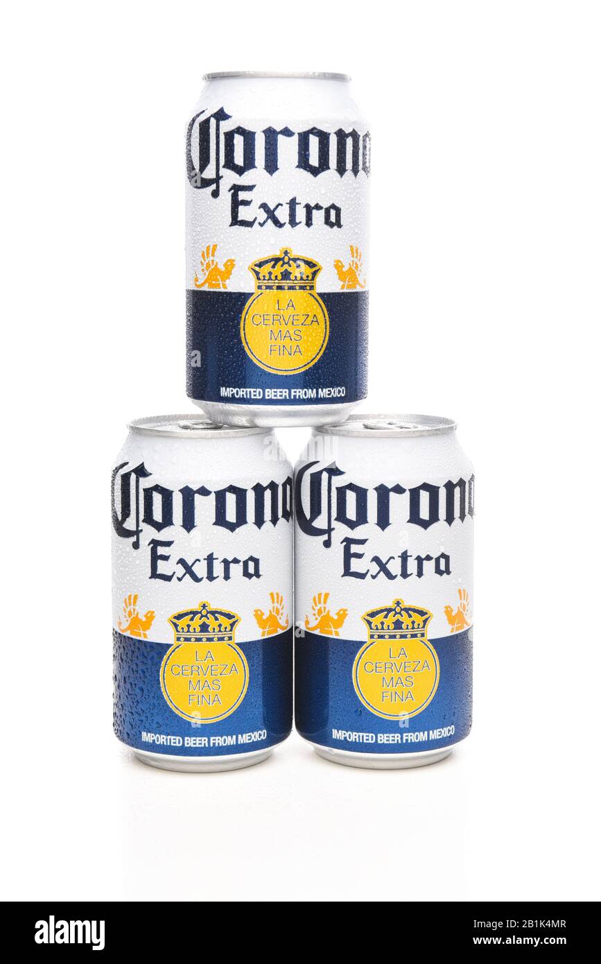 Irvine, KALIFORNIEN - 21. MÄRZ 2018: Drei Dosen von 12 Unzen Corona Extra Cerveza. Corona Extra ist ein helles Lager, das von Cerveceria Modelo in Mexiko produziert wird Stockfoto