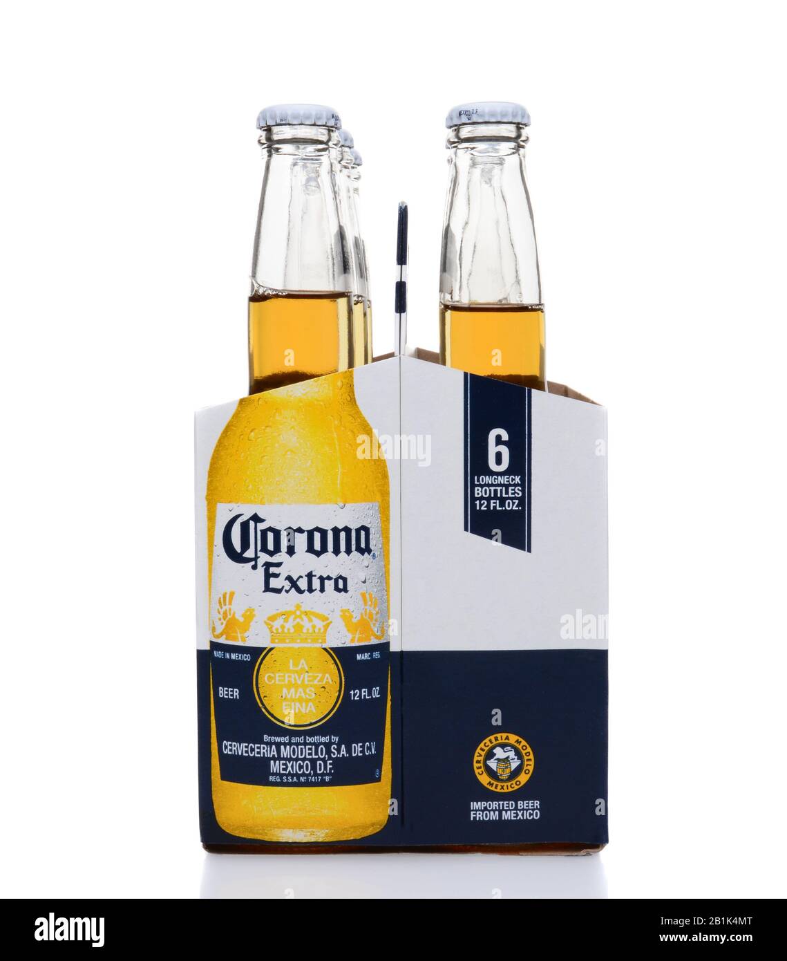 Irvine, CA - 25. MAI 2014: Ein 6er Pack Corona Extra Bier, Endansicht. Corona ist das beliebteste Importbier in den Vereinigten Staaten. Stockfoto