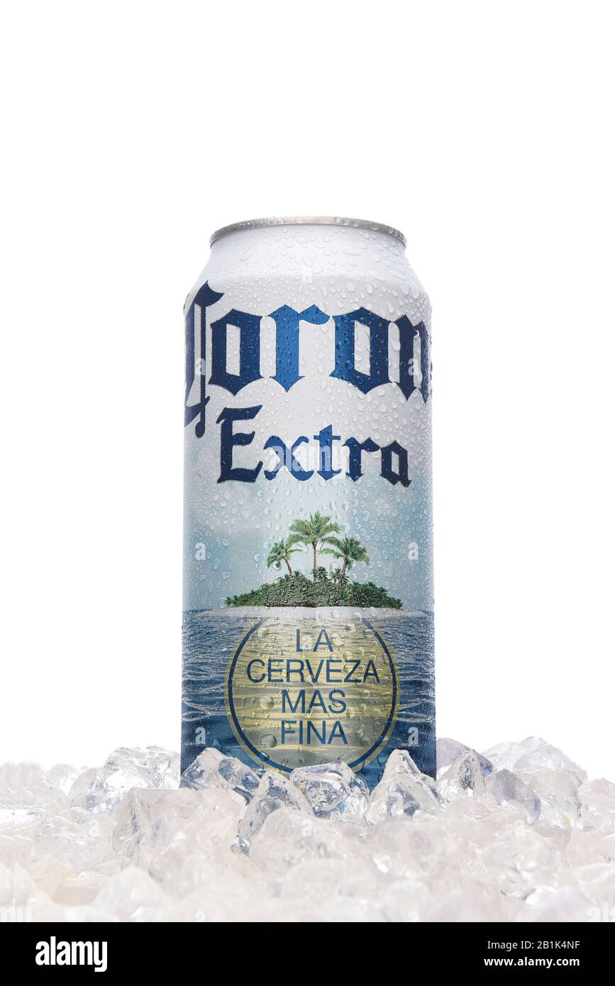Irvine, KALIFORNIEN - 21. MÄRZ 2018: Eine 24-Unze-Dose von Corona Extra auf Eis. Corona Extra ist ein helles Lager, das von Cerveceria Modelo in Mexiko für d Stockfoto