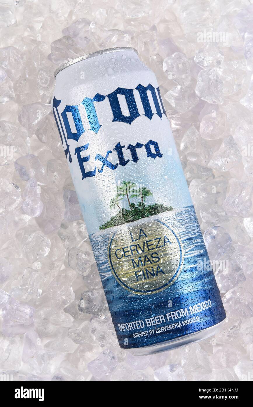 Irvine, KALIFORNIEN - 21. MÄRZ 2018: Eine 24-Unze-Dose von Corona Extra auf Eis. Corona Extra ist ein helles Lager, das von Cerveceria Modelo in Mexiko für d Stockfoto