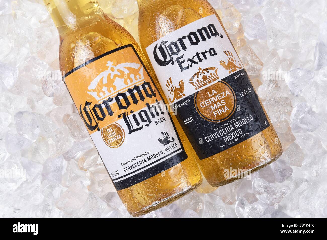 Irvine, KALIFORNIEN - 15. DEZEMBER 2017: Zwei Flaschen Corona Extra und Helles Bier auf Eis. Corona ist das beliebteste Importbier in den USA. Stockfoto