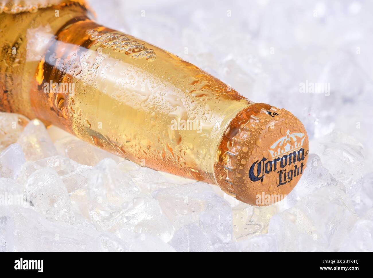 Irvine, KALIFORNIEN - 15. DEZEMBER 2017: Eine Flasche Corona Helles Bier auf Eis. Corona ist das beliebteste Importbier in den USA. Stockfoto