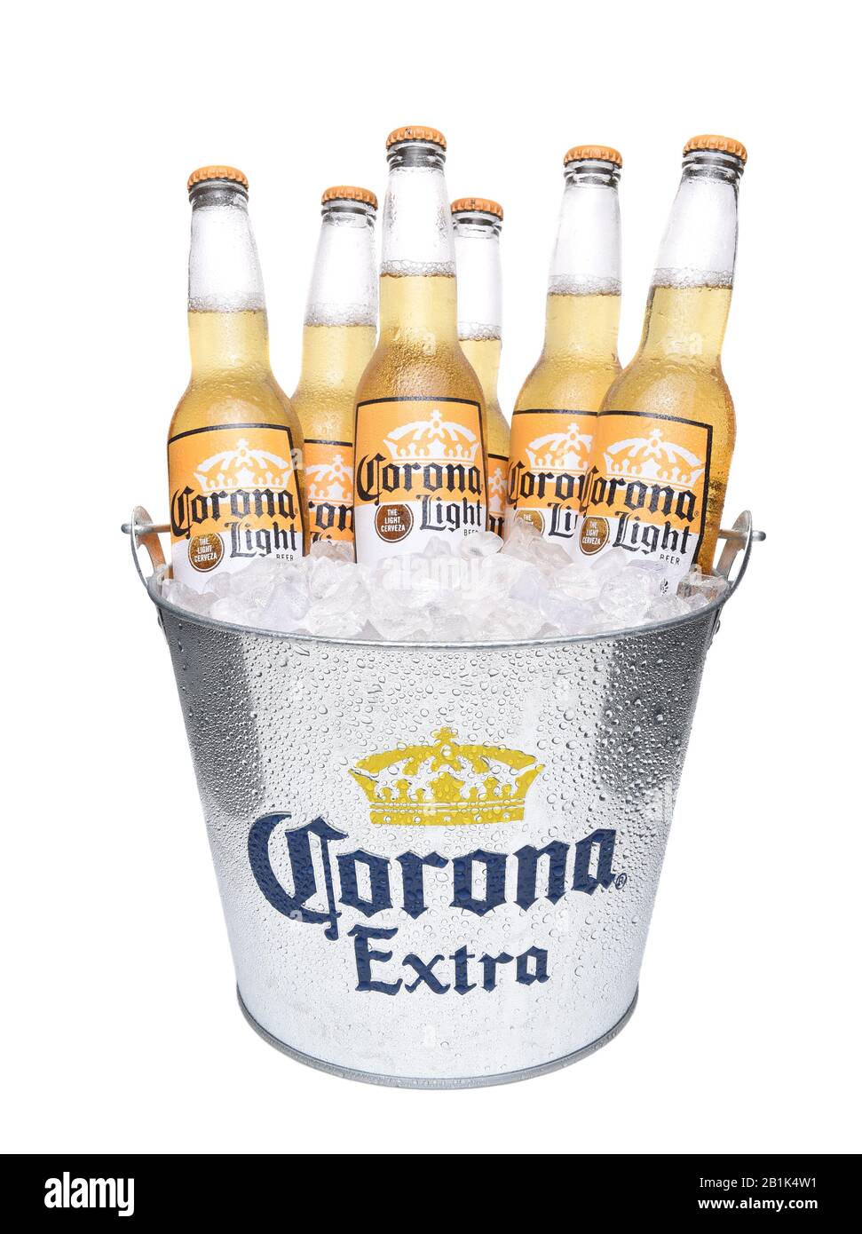 Irvine, KALIFORNIEN - 14. DEZEMBER 2017: Eimer mit Corona-Light-Bierflaschen. Corona ist das beliebteste Importbier in den USA. Stockfoto