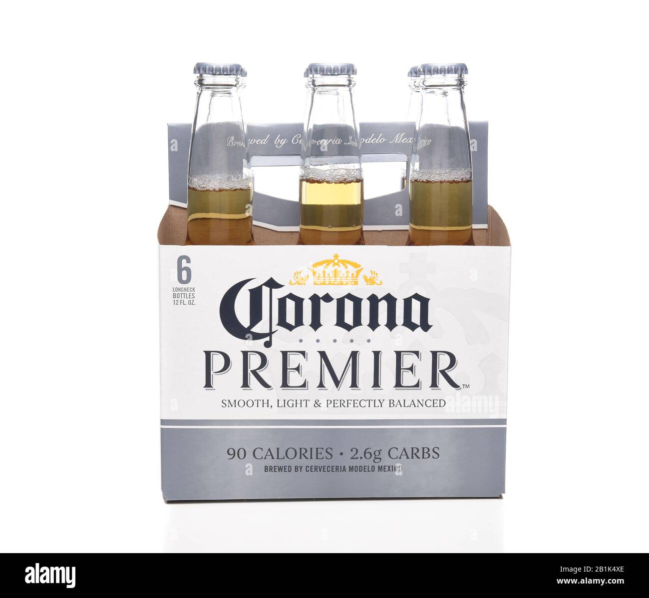 Irvine, KALIFORNIEN - 21. MÄRZ 2018: 6 Stück Corona Premier Seitenansicht. Corona Premier ist erstklassiges helles Bier mit 2,6 Gramm Karbs und 90 Kalorien. Stockfoto