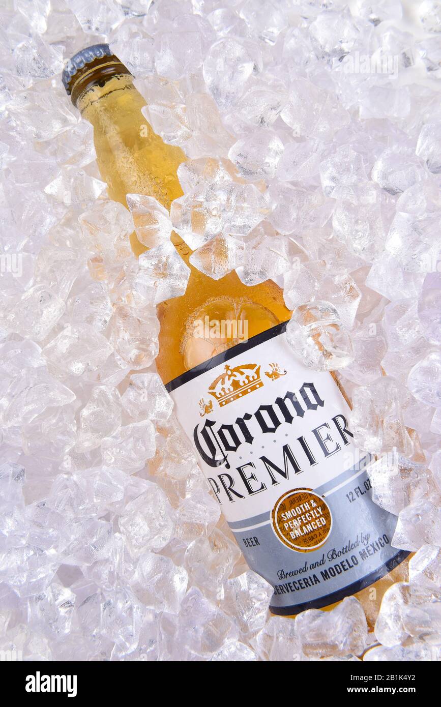 Irvine, KALIFORNIEN - 29. MÄRZ 2018: Nahaufnahme einer Corna Premier Bierflasche in Eis. Corona Premier ist erstklassiges helles Bier mit 2,6 Gramm Karbs und 9 Stockfoto