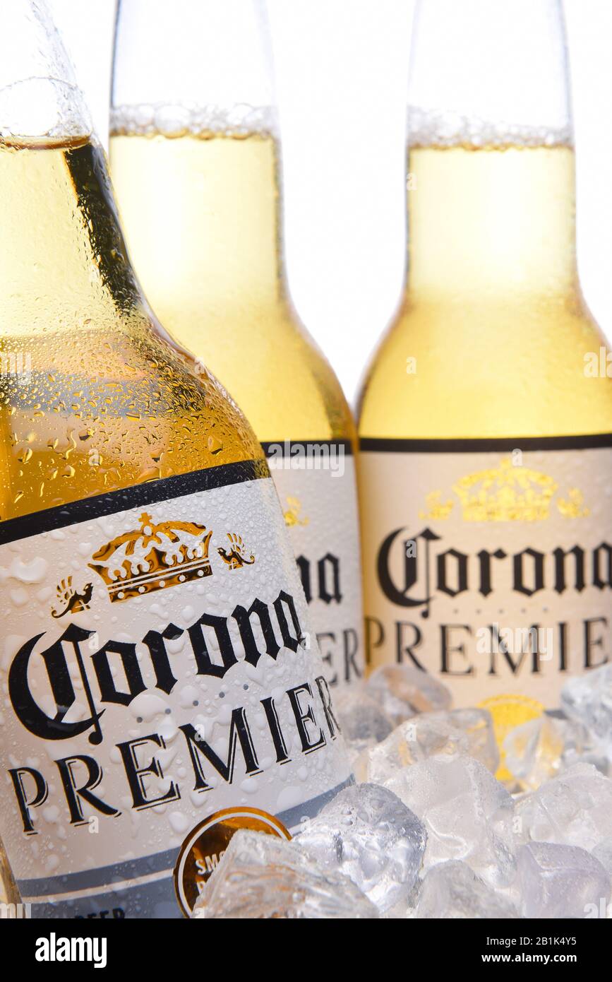 Irvine, KALIFORNIEN - 29. MÄRZ 2018: Nahaufnahme von drei Corna Premier Bierflaschen in Eis. Corona Premier ist erstklassiges helles Bier mit 2,6 Gramm Karbs Stockfoto
