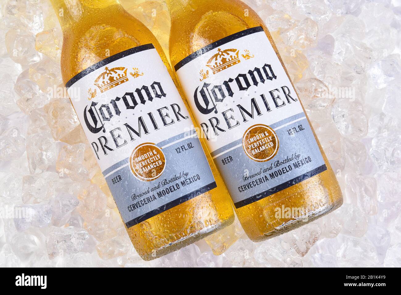 Irvine, KALIFORNIEN - 21. MÄRZ 2018: Zwei Flaschen Corona Premier auf Eis. Corona Premier ist erstklassiges helles Bier mit 2,6 Gramm Karbs und 90 Kalori Stockfoto