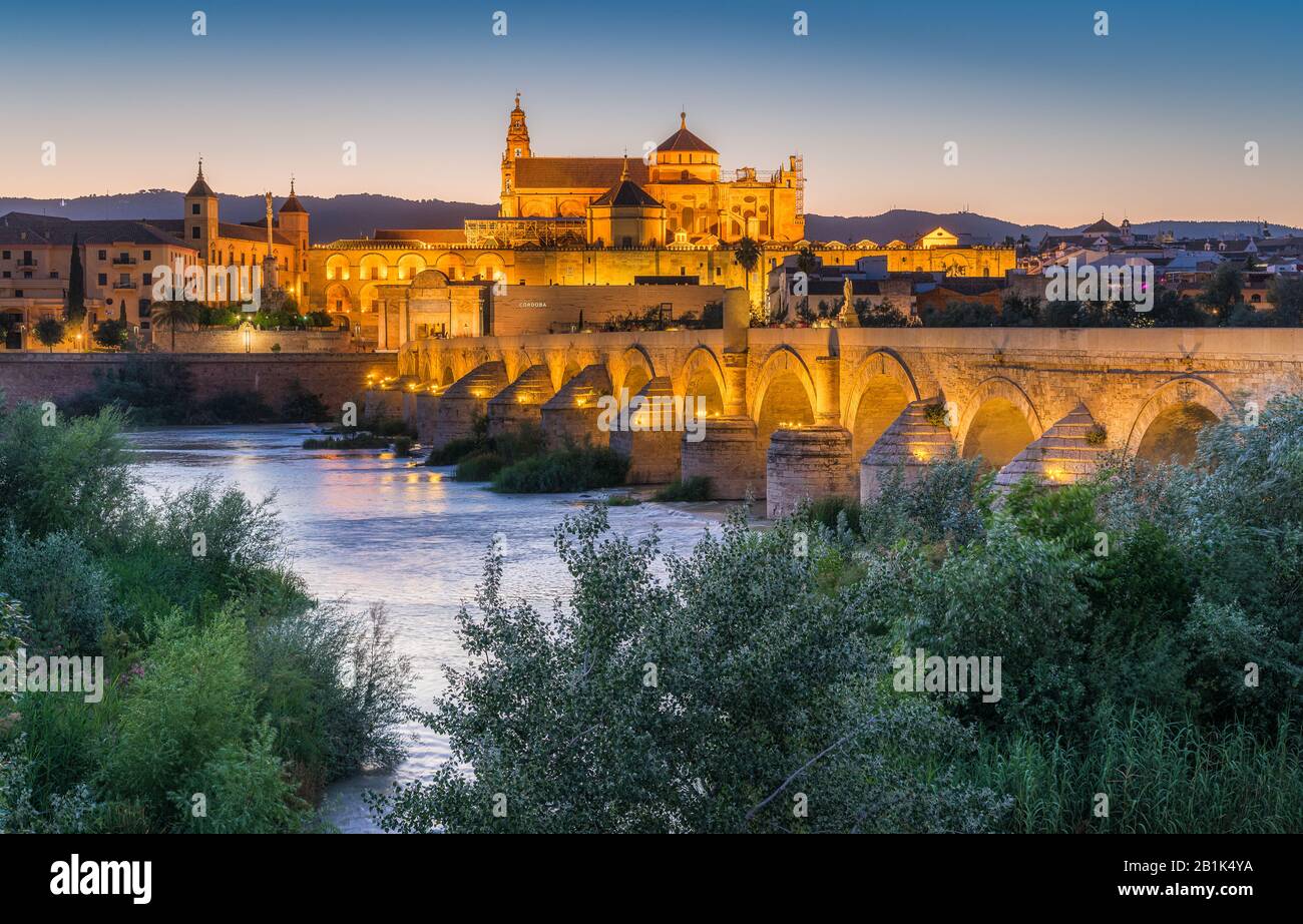 Panorama-Nachtsicht in Cordoba, mit der Römerbrücke und Mezquita am Fluss Guadalquivir. Andalusien, Spanien. Stockfoto