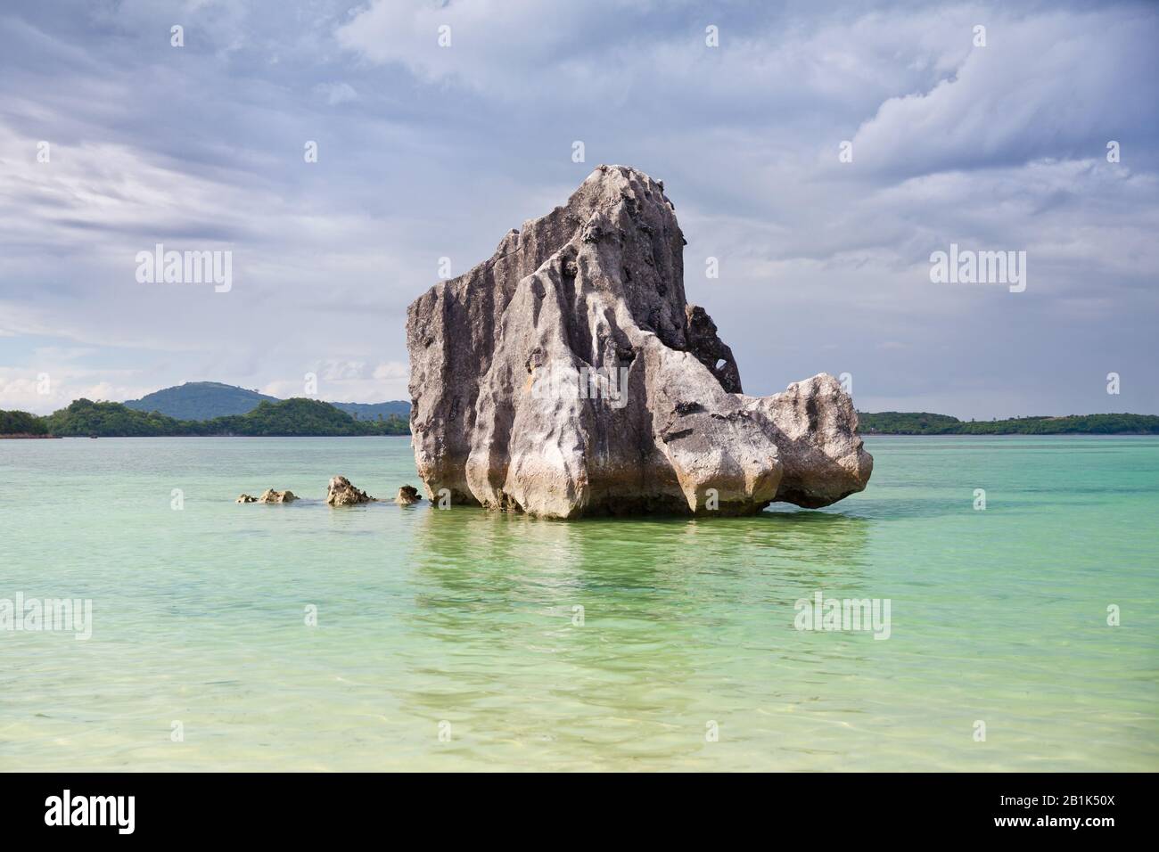 Felsen am Meer auf der Insel Caramoan, Philippinen, Asien. Schöne Seescape. Sommer- und Urlaubskonzept. Stockfoto