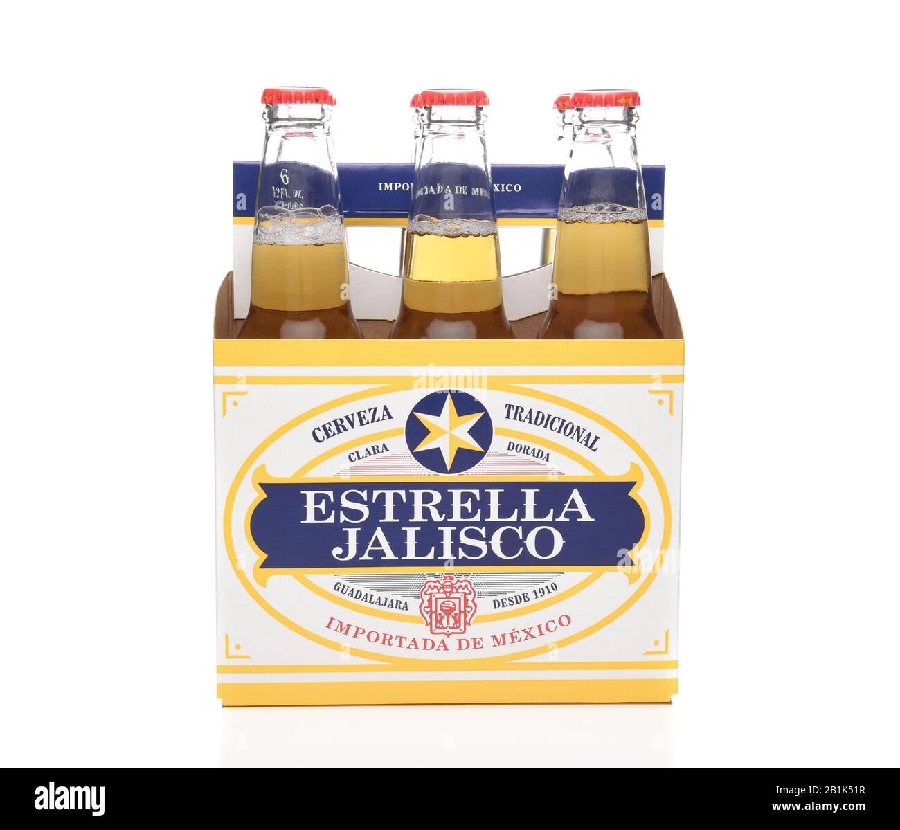 Irvine, KALIFORNIEN - 21. MÄRZ 2018: Sechs Stück Estrella Jalisco Bier Seitenansicht. Estrella Jalisco ist ein Bier im amerikanischen Stil des Lagers, das von der Gruppe Mode gebraut wird Stockfoto