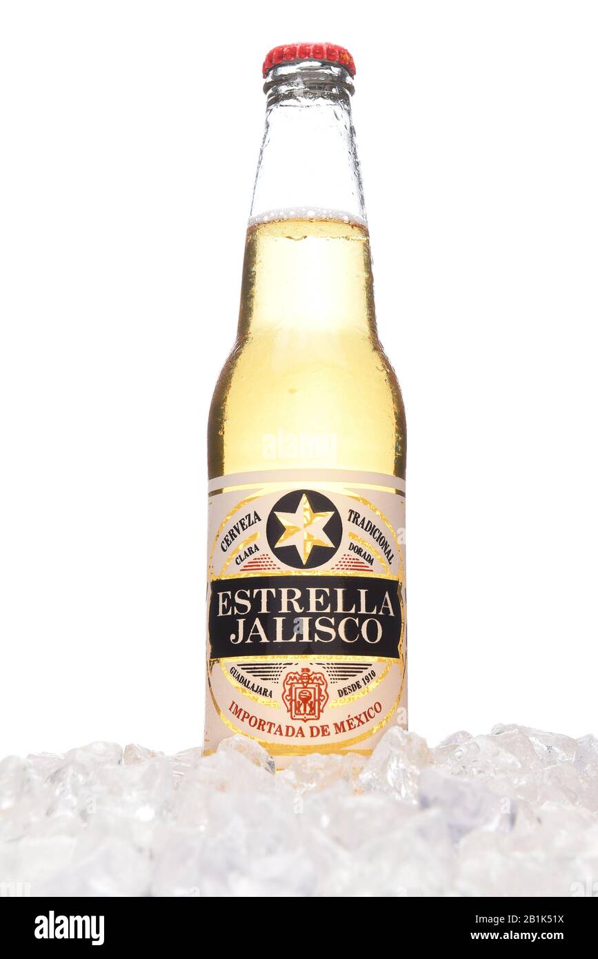 Irvine, KALIFORNIEN - 21. MÄRZ 2018: Eine Flasche Estrella Jalisco Bier im Eis. Estrella Jalisco ist ein Bier im amerikanischen Stil des Lagers, das von der Gruppe Modelo gebraut wird. Stockfoto