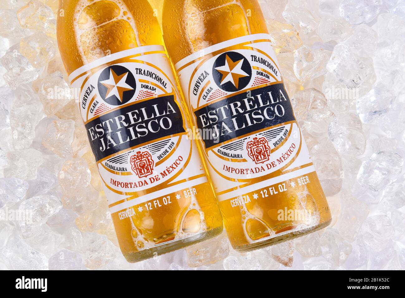 Irvine, KALIFORNIEN - 21. MÄRZ 2018: Zwei Flaschen Estrella Jalisco Bier in Eis-Nahaufnahme. Estrella Jalisco ist ein von Gr gebrautes Bier im amerikanischen Stil Stockfoto