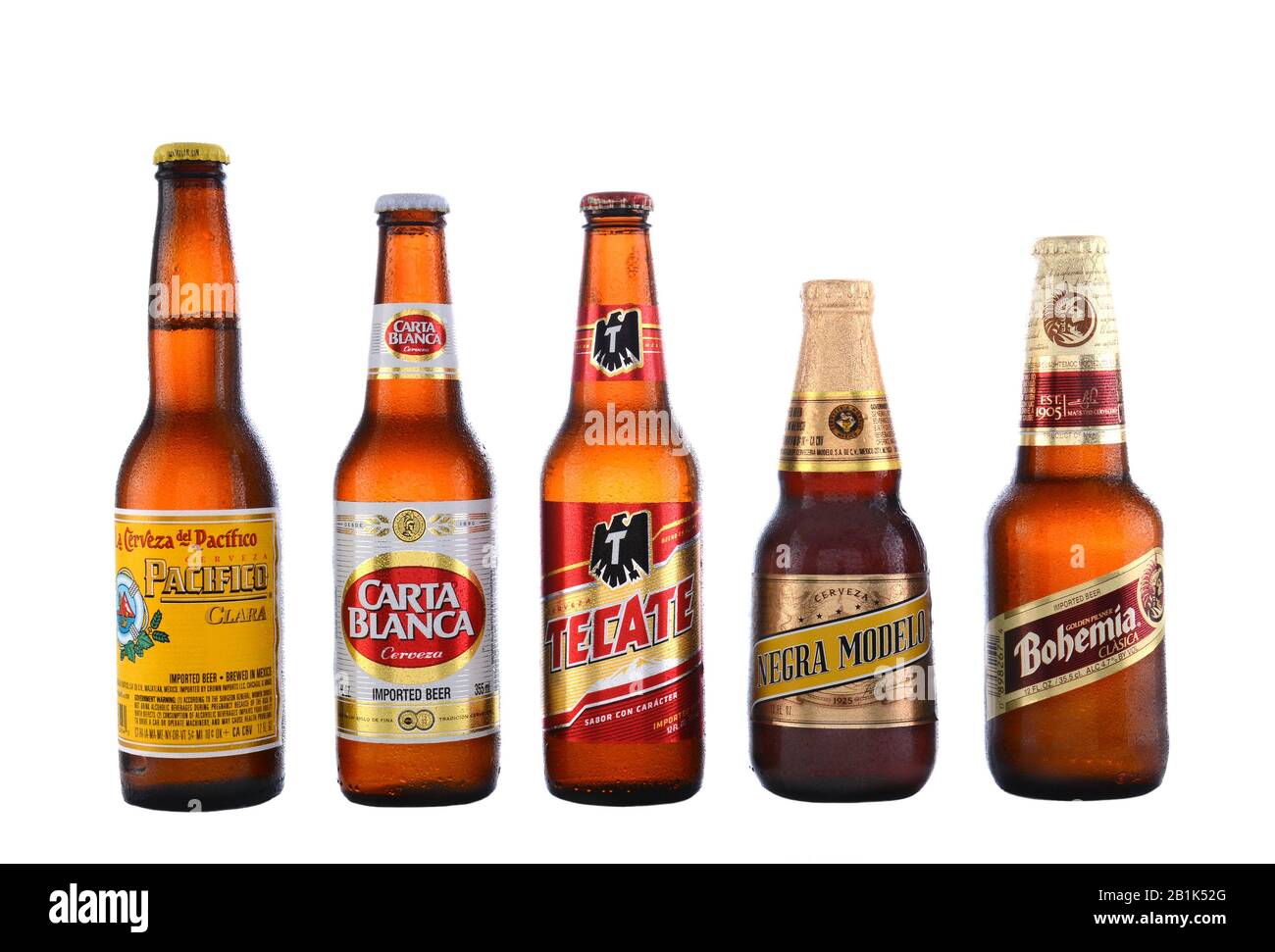 Irvine, CA - 14. JUNI 2015: Fünf mexikanische Biere. Pazifico, Carta Blanca, Tecate, Negra Modelo und Bohemia sind fünf der beliebtesten mexikanischen Biere i. Stockfoto