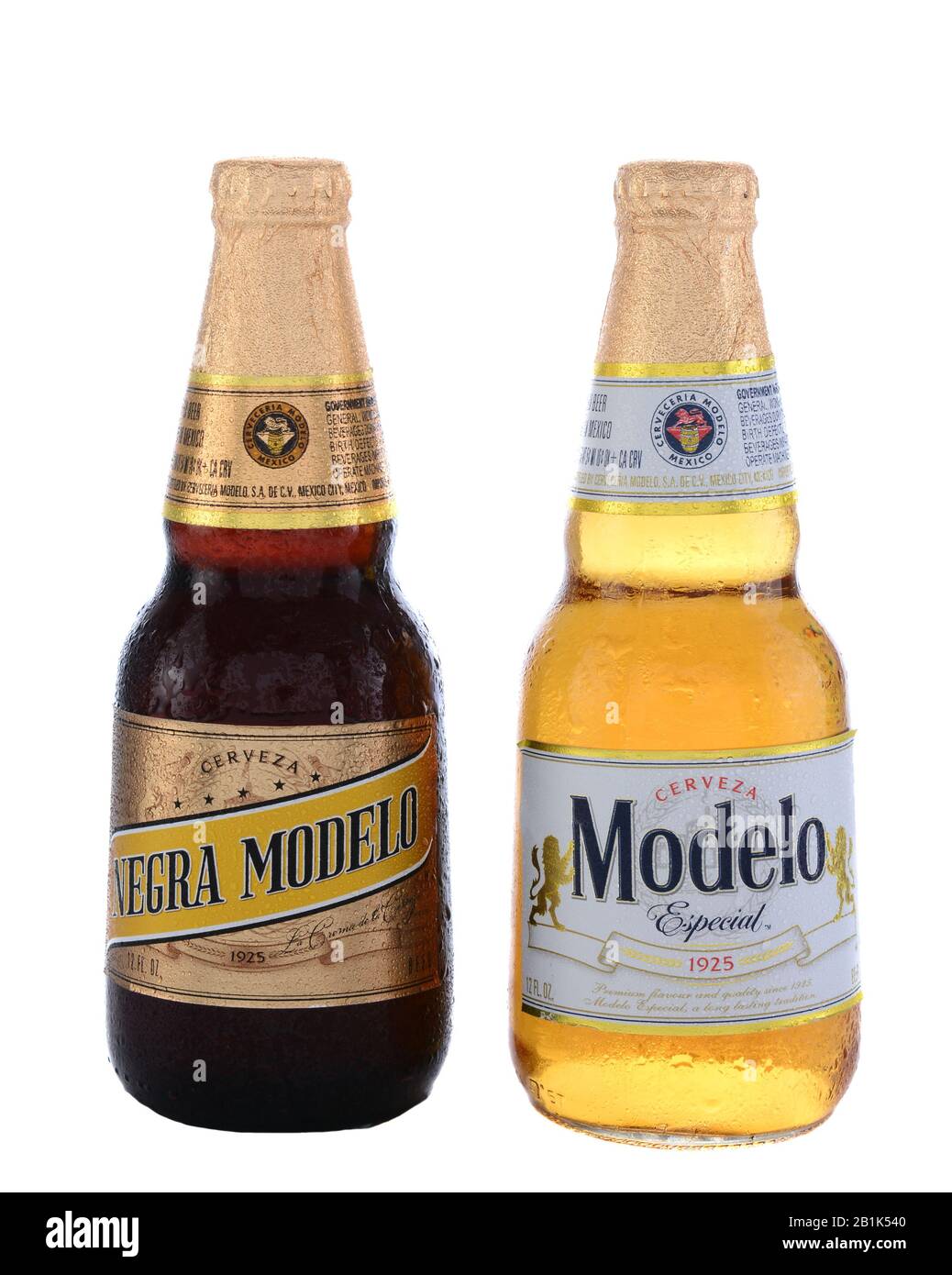 Irvine, CA - 14. JUNI 2015: Eine Flasche Modelo Especial und Negra Modelo. Gebraut von der Grupo Modelo, einer großen Brauerei in Mexiko, die sich im Besitz von belgisch-brasilianischen befindet Stockfoto