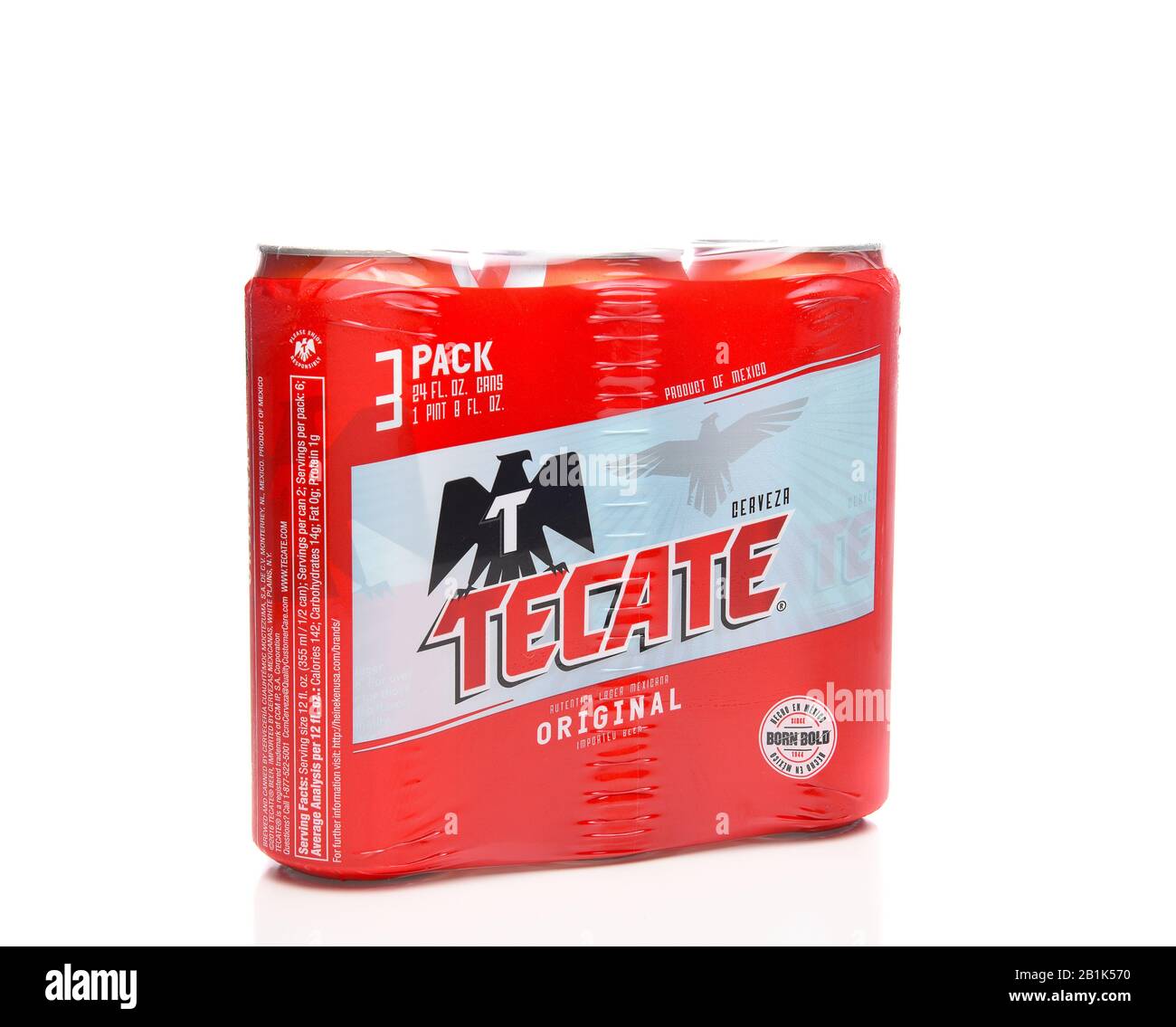 Irvine, KALIFORNIEN - 21. MÄRZ 2018: Eine 3-er Packung Tecate Original Cerveza 24-Unzen-Dosen. Die Cuauhtemoc Moctezuma Brewery ist eine große Brauerei mit Sitz in Monter Stockfoto