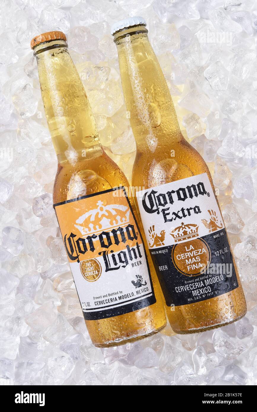 Irvine, KALIFORNIEN - 15. DEZEMBER 2017: Zwei Flaschen Corona Extra und Helles Bier auf Eis. Corona ist das beliebteste Importbier in den USA. Stockfoto
