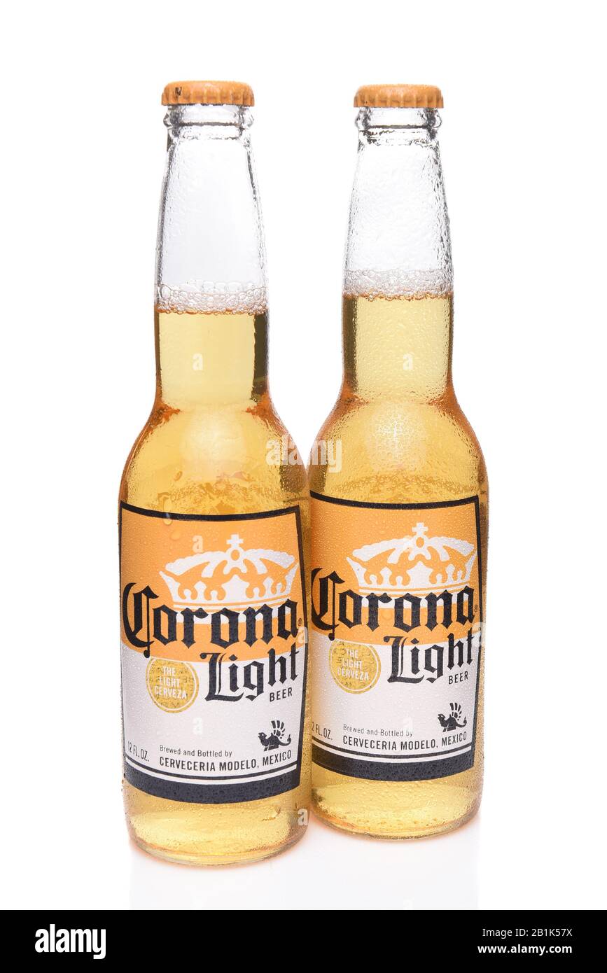 Irvine, KALIFORNIEN - 14. DEZEMBER 2017: Zwei Flaschen Corona Light Beer. Corona ist das beliebteste Importbier in den USA. Stockfoto