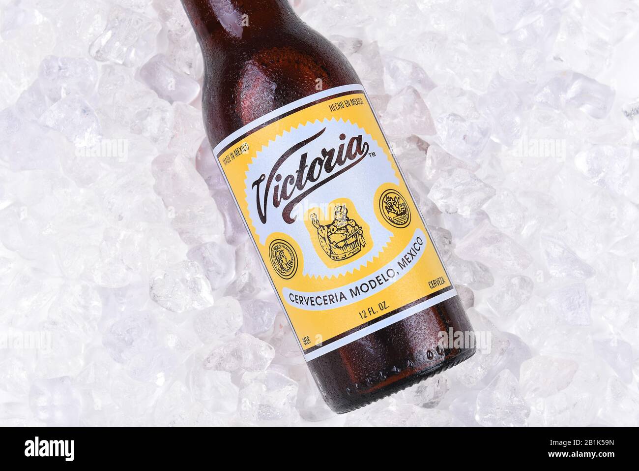 Irvine, CA - 26. AUGUST 2016: Eine Flasche Victoria-Bier auf Eis. Victoria ist ein Bier im Wiener Lagerstil, das von der Grupo Modelo S.A., Mexiko, gebraut wird. Stockfoto