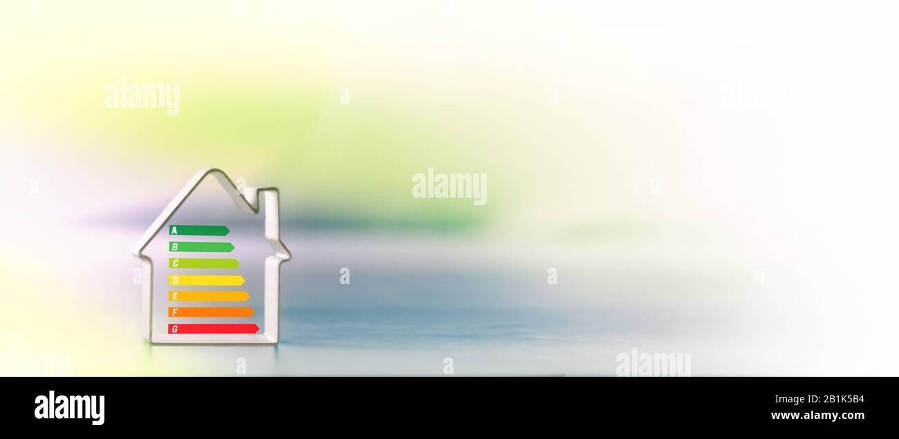 Immobilien-Projekt, grüner Baum, Haus, Ökologie, Energieleistung, Banner, Energiebilanz Stockfoto
