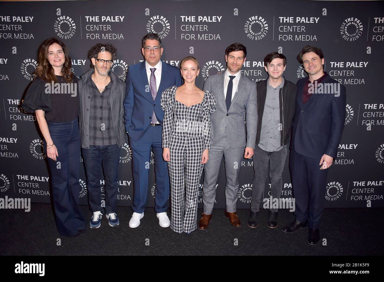 Los Angeles, USA. Februar 2020. Betsy Brandt, Gabriel Mann, DJ Nash, Allison Miller, David Giuntoli, Chandler Riggs und Jason Ritter bei der Vorführung der ABC-Fernsehserie "A Million Little Things" im Paley Center for Medie. Los Angeles, 25. Februar 2020 - weltweite Nutzung Credit: Dpa/Alamy Live News Stockfoto