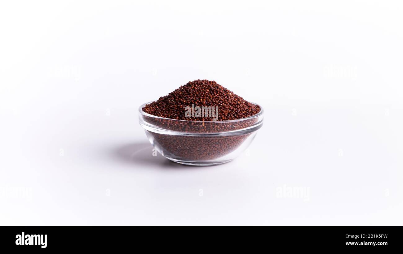 Austausch von Lebensmitteln. Rotes Quinoa In Glasplatte Stockfoto