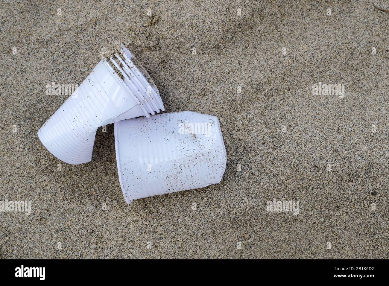 Kunststoffgläser an sandigen Ökosystemen der Meeresküste, umweltfreier Planet Save, cilento Stockfoto